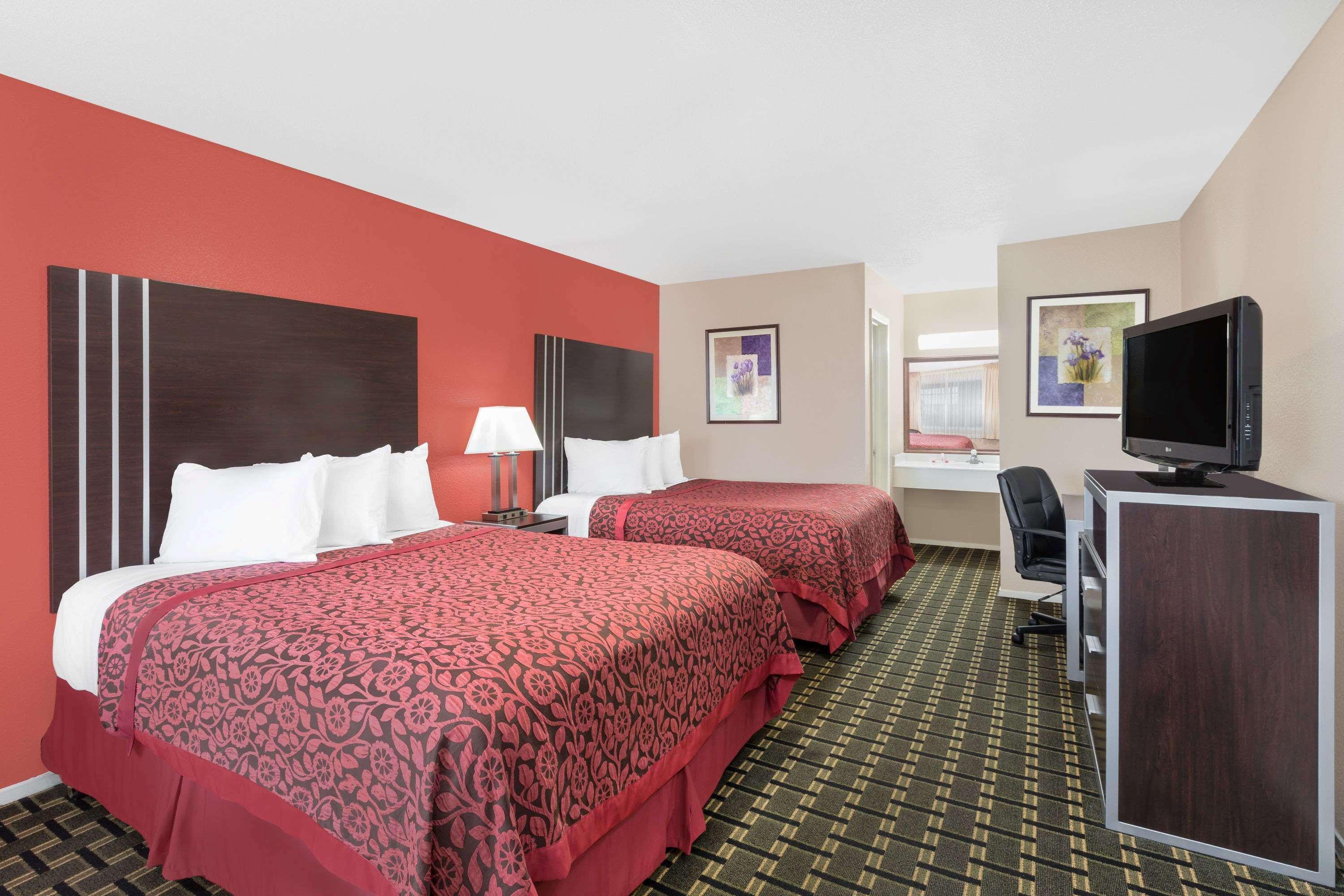 Days Inn By Wyndham College Station University Drive Exterior photo