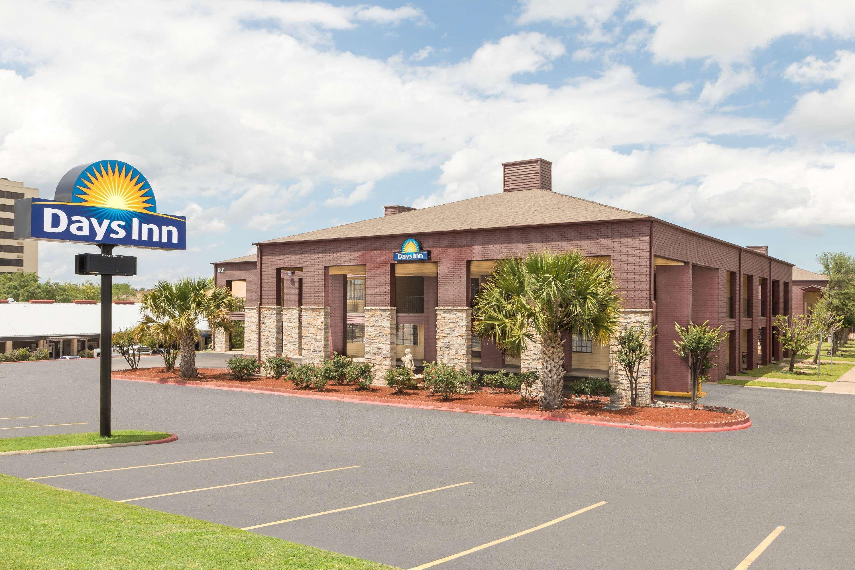 Days Inn By Wyndham College Station University Drive Exterior photo
