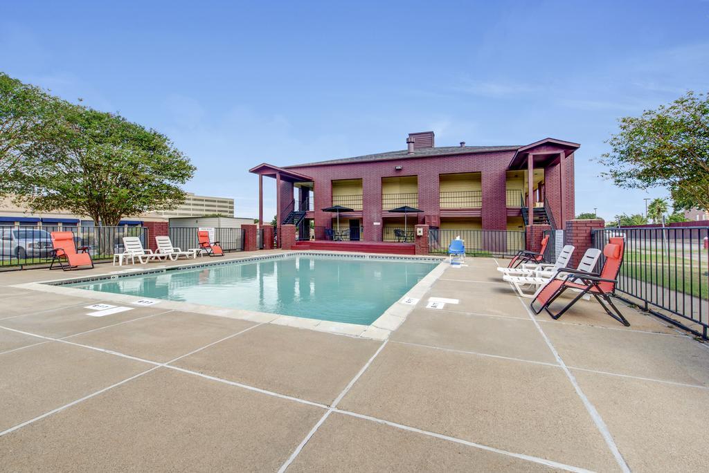 Days Inn By Wyndham College Station University Drive Exterior photo