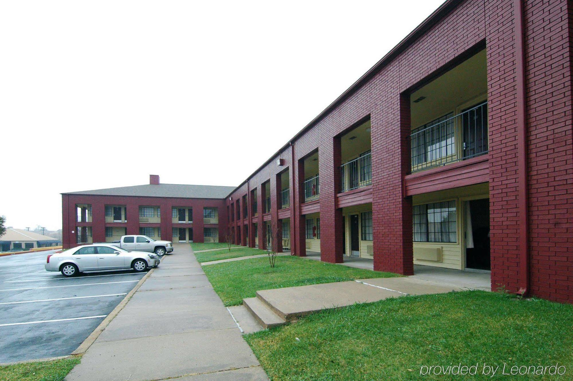 Days Inn By Wyndham College Station University Drive Exterior photo