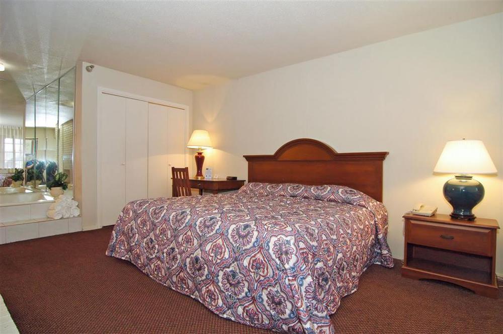 Days Inn By Wyndham College Station University Drive Room photo