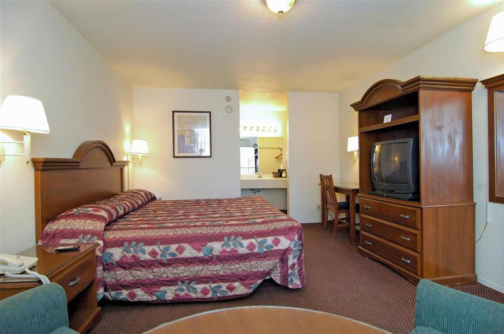 Days Inn By Wyndham College Station University Drive Room photo